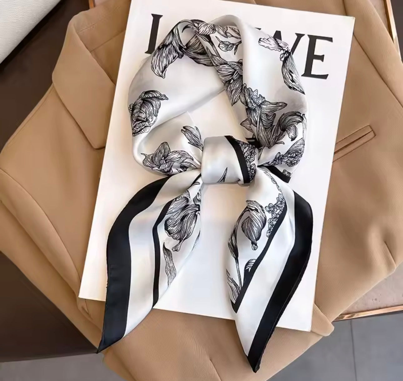Foulard raso Katapy fantasia toile de Jouy nero su bianco | Dream Shop