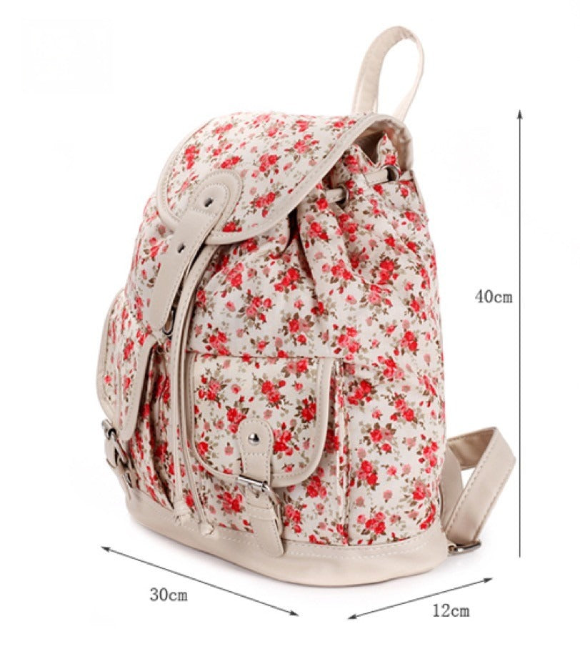 Zaino vintage cute indossato con look romantico — Dream Shop