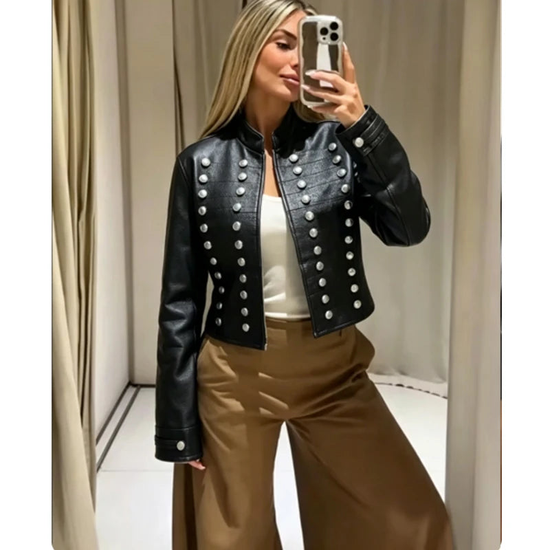Giacca ecopelle Rahupa nera — indossata con pantaloni palazzo | Dream Shop