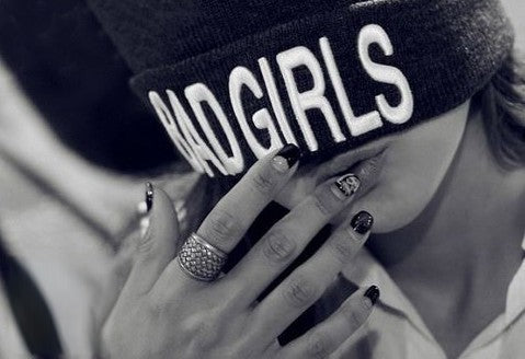 Cappellino Bad Girls - indossato look street | Dream Shop