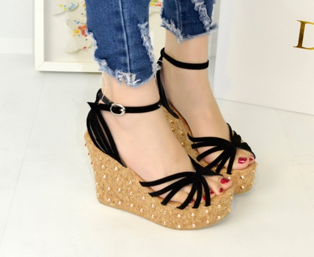 Zeppa Studs vista laterale tacco zeppa — Dream Shop