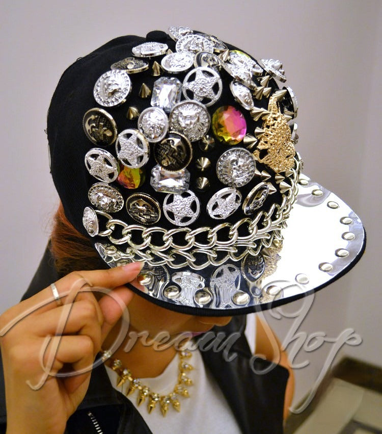 Cappello Rash - cappello con catene e visiera in metallo | Dream Shop