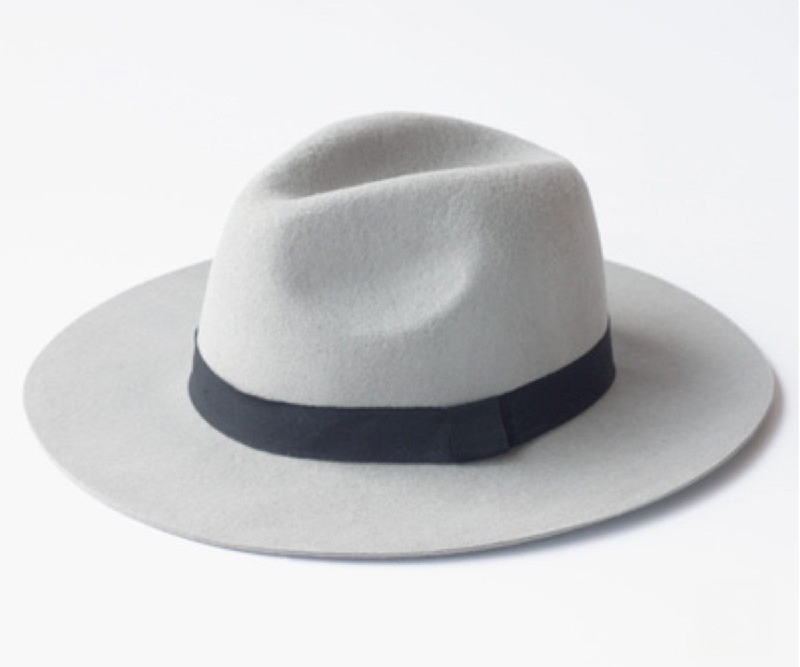 Cappello Cheryl stile diva vista laterale