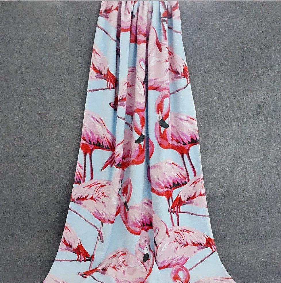 Telo mare flamingo beach disteso, stampa fenicotteri su azzurro | Dream Shop