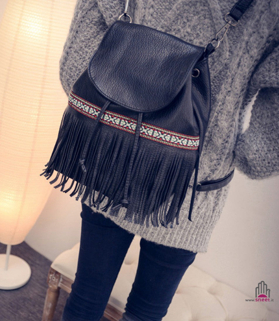 mochila con flecos étnicos