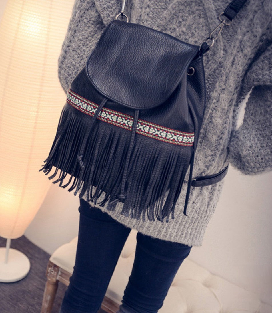 Zainetto etnik fringe in ecopelle nera vista frontale — Dream Shop