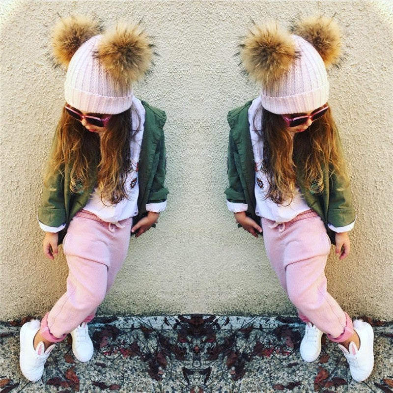 Cappellino bambino doppio pon-pon rosa indossato — Dream Shop