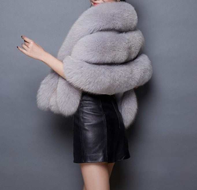Stola in pelliccia Ghariana drappeggiata sulle spalle — Dream Shop