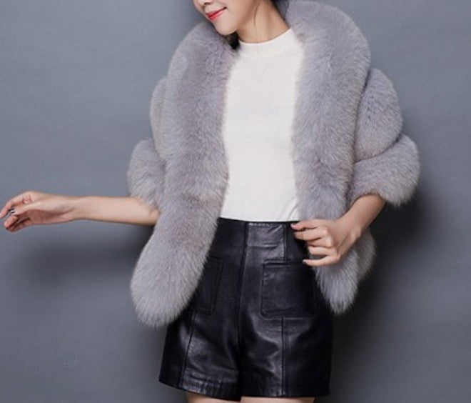 Stola in pelliccia Ghariana indossata su modella — Dream Shop