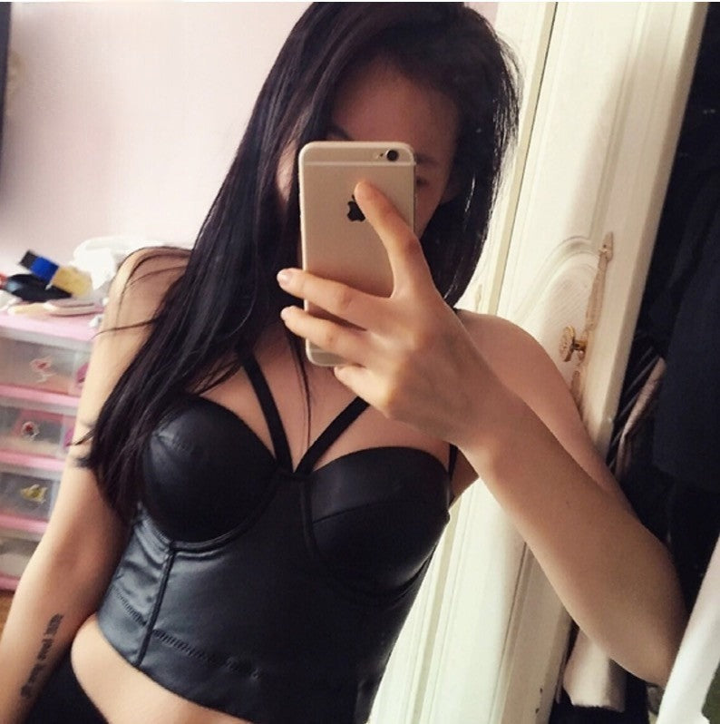 Crop Top Ecopelle Klora corpetto ecopelle lacci coppe vista frontale — Dream Shop