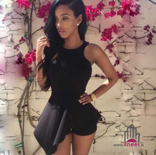 Mono asimétrico con escote pronunciado