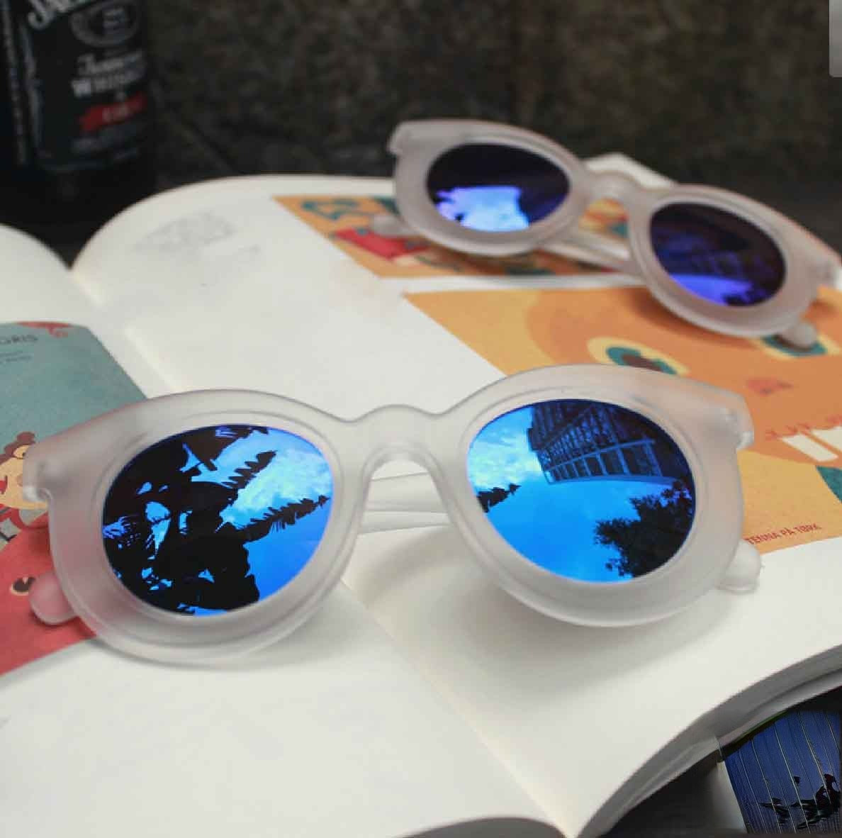 Lomo Sunglasses con montatura in acrilico bianco traslucido — Dream Shop