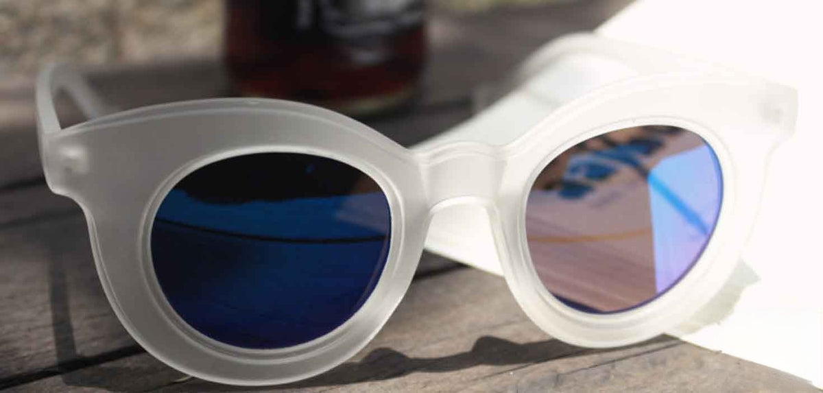 Lomo Sunglasses indossati su modella — Dream Shop