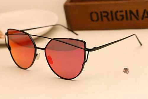 Yankee Sunglasses indossati su modella — Dream Shop