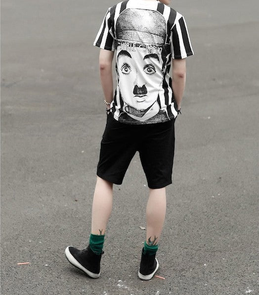 T-shirt Charlie Chaplin vista frontale su sfondo legno | Dream Shop