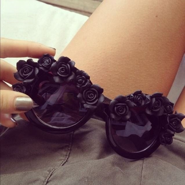 Roses Sunglasses neri con rose tridimensionali applicate — Dream Shop