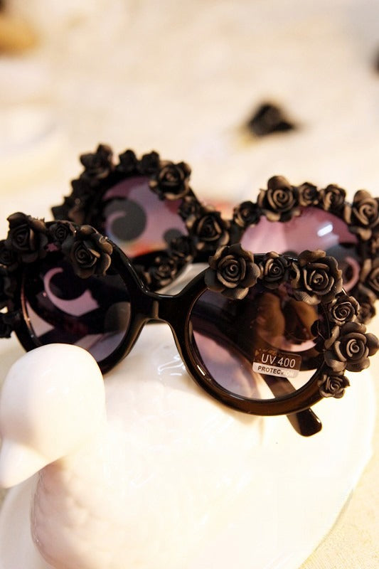 Roses Sunglasses indossati con look dark — Dream Shop