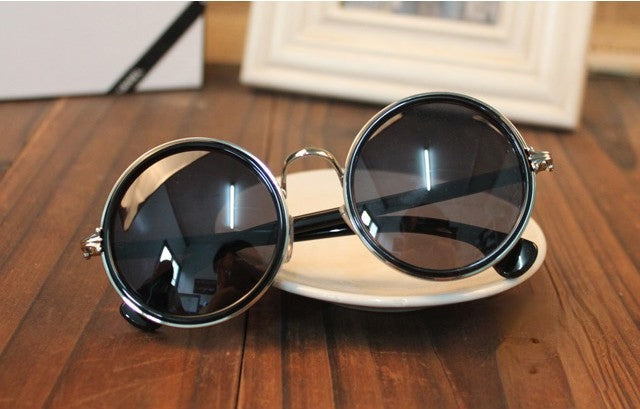 Around Sunglasses indossati su modella — Dream Shop