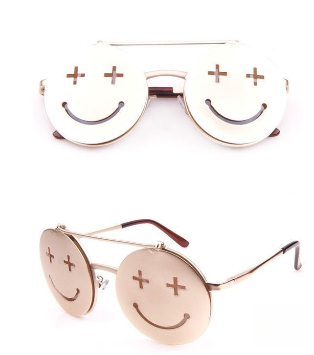 Smiley Sunglasses indossati su modella — Dream Shop