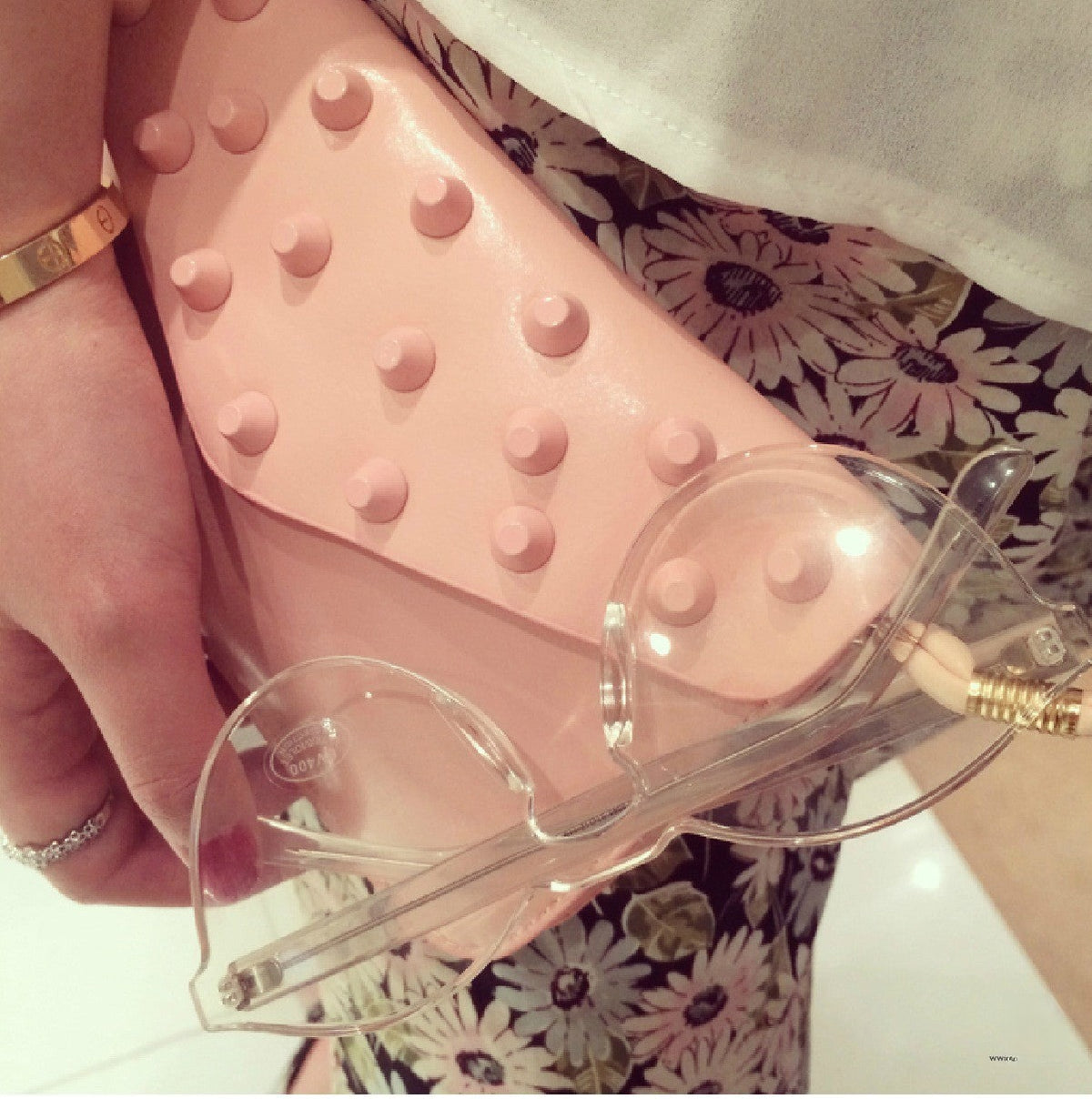 Plastik Sunglasses indossati su modella — Dream Shop