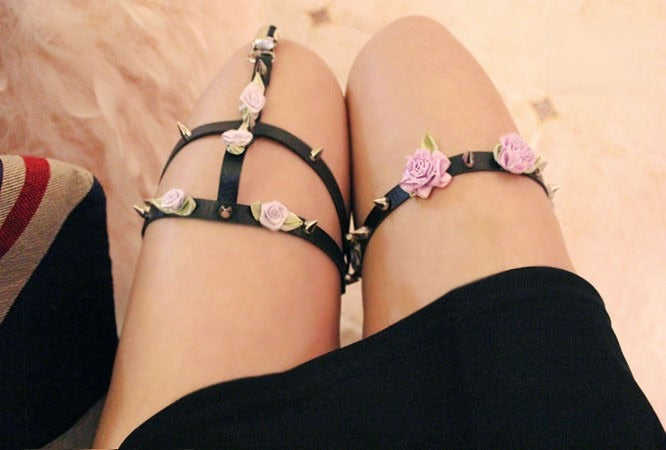 Giarrettiera Roses reggicalze fiori applicati borchie vista frontale — Dream Shop