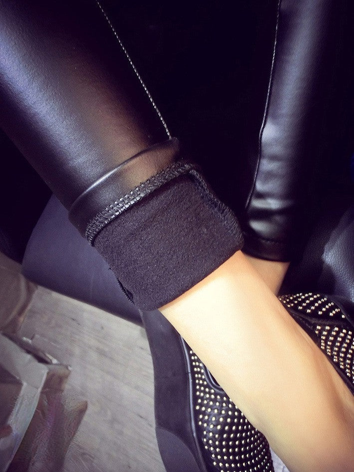Leggings ecopelle nera lucida dettaglio