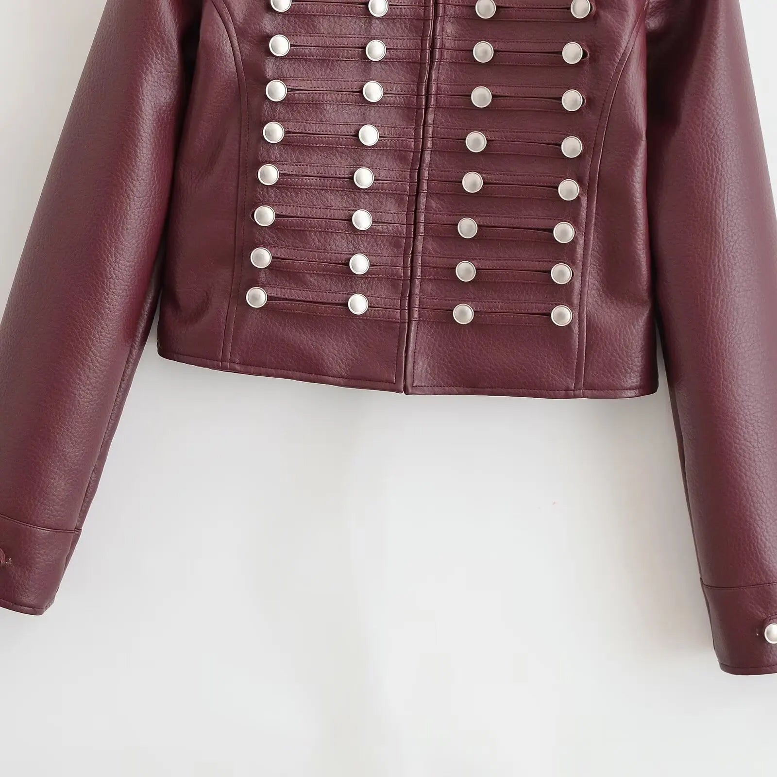 Giacca ecopelle Rahupa bordeaux — vista tre quarti, lunghezza corta | Dream Shop