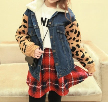 Giacca jeans maniche leopard indossata su modella — Dream Shop