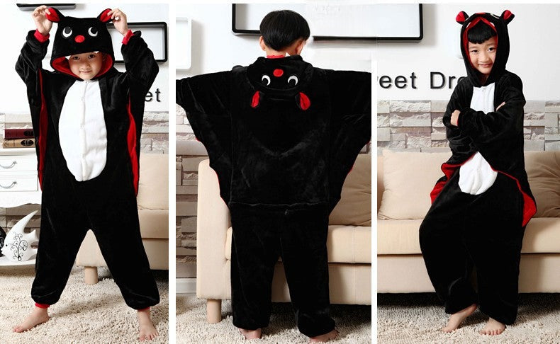Pigiamino Dracula nero con ali rosse indossato da bambino - Dream Shop