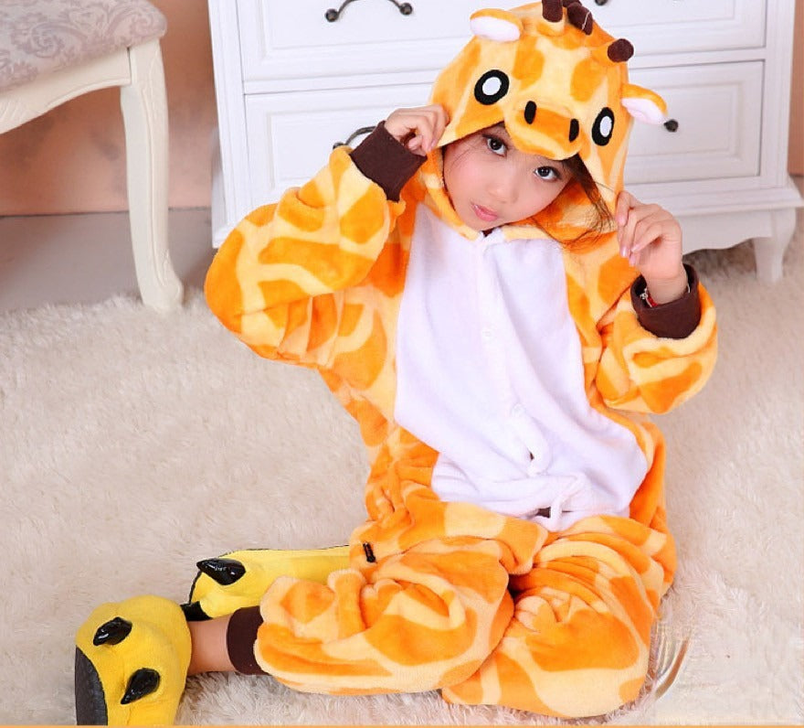 Pigiamino Giraffa arancione indossato da bambina seduta - Dream Shop