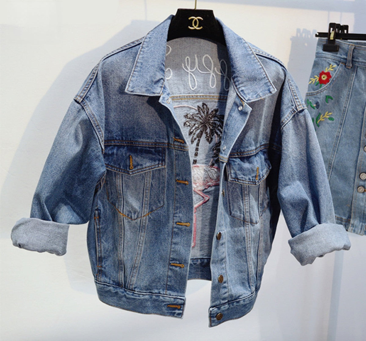 Giubbino fenicottero denim Happy Times indossato su modella — Dream Shop
