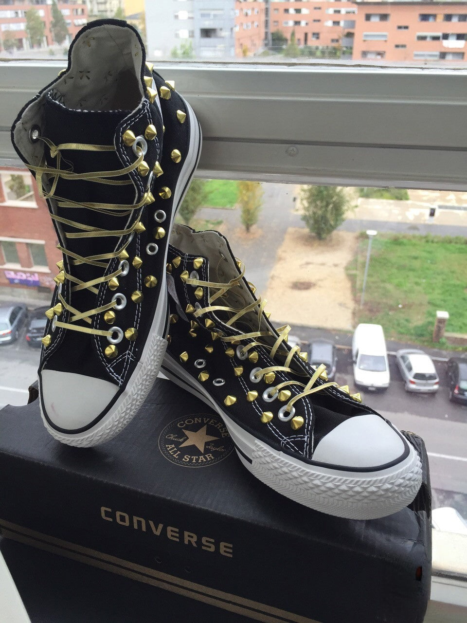 Converse All Star personalizzate Modello Borchie Chuck Taylor vista frontale — Dream Shop
