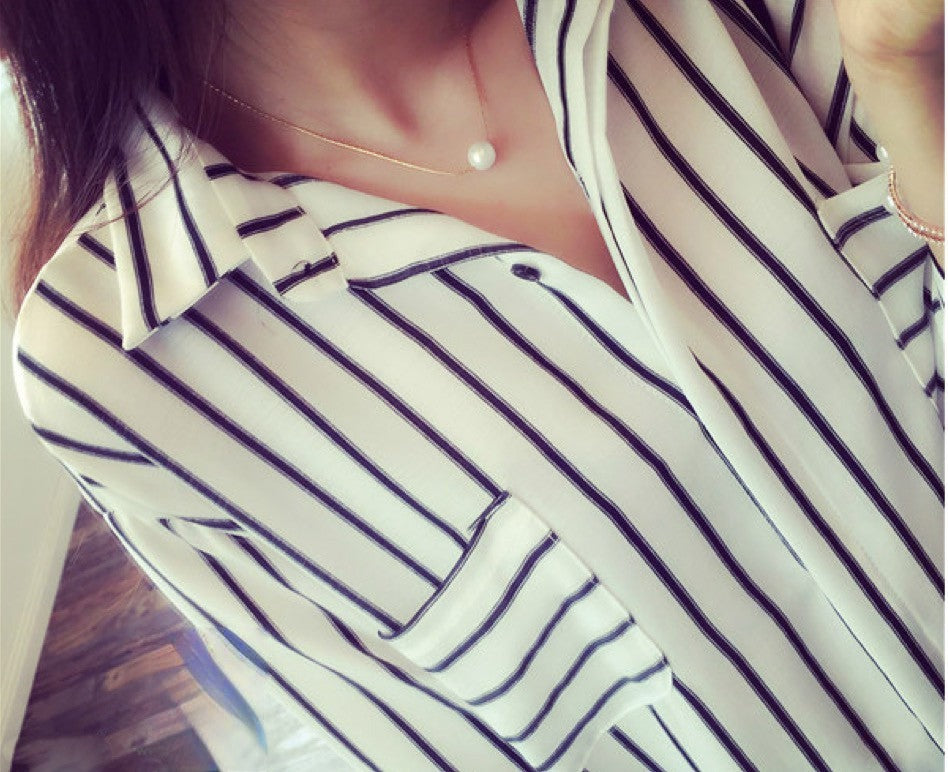 Camicia a righe Rechel indossata su modella — Dream Shop