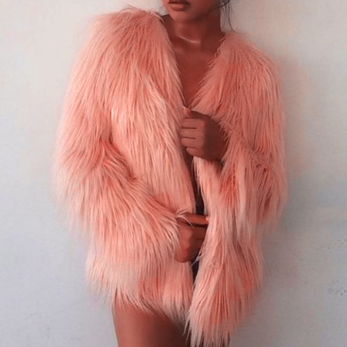 Pelliccia Wooven sintetica a pelo lungo con scollo tondo