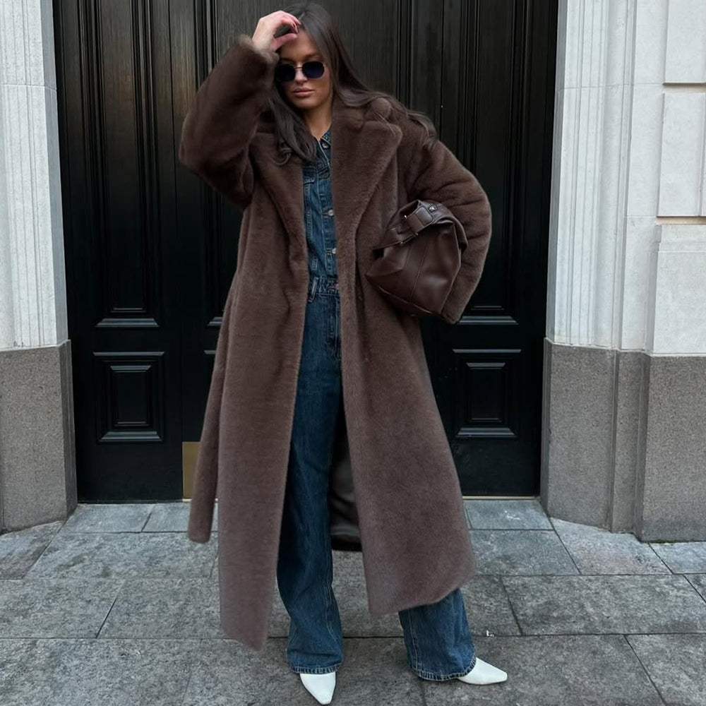 Cappotto teddy lungo in eco-pelliccia con cintura