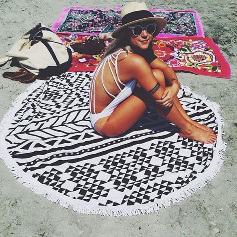 Telo mare Atzeco indossato da modella con cappello in spiaggia | Dream Shop