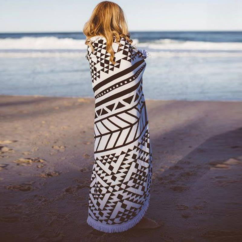 Telo mare Atzeco avvolto da modella sulla spiaggia | Dream Shop