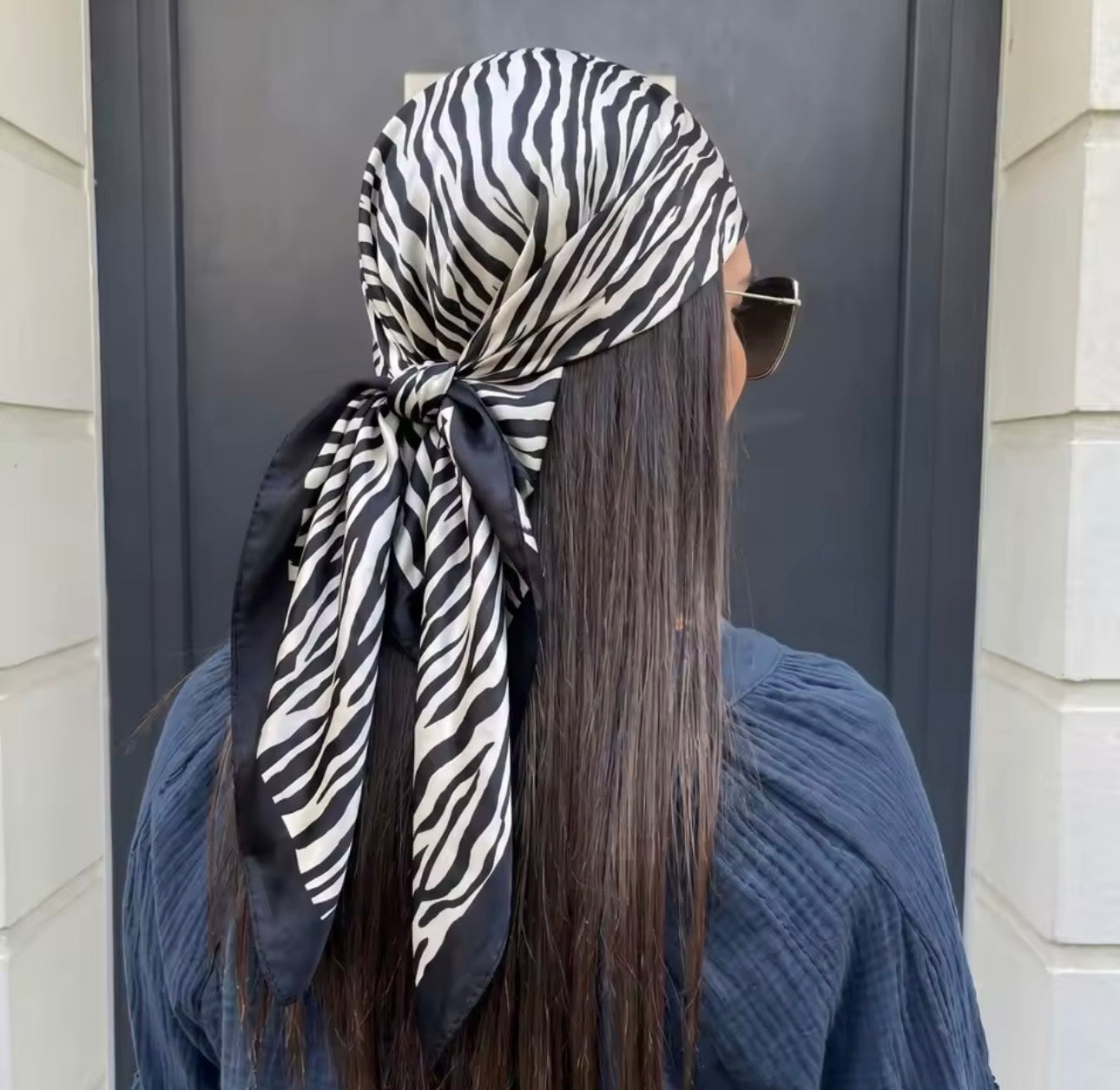 Foulard raso Katapy zebra bianco e nero legato sui capelli lunghi | Dream Shop