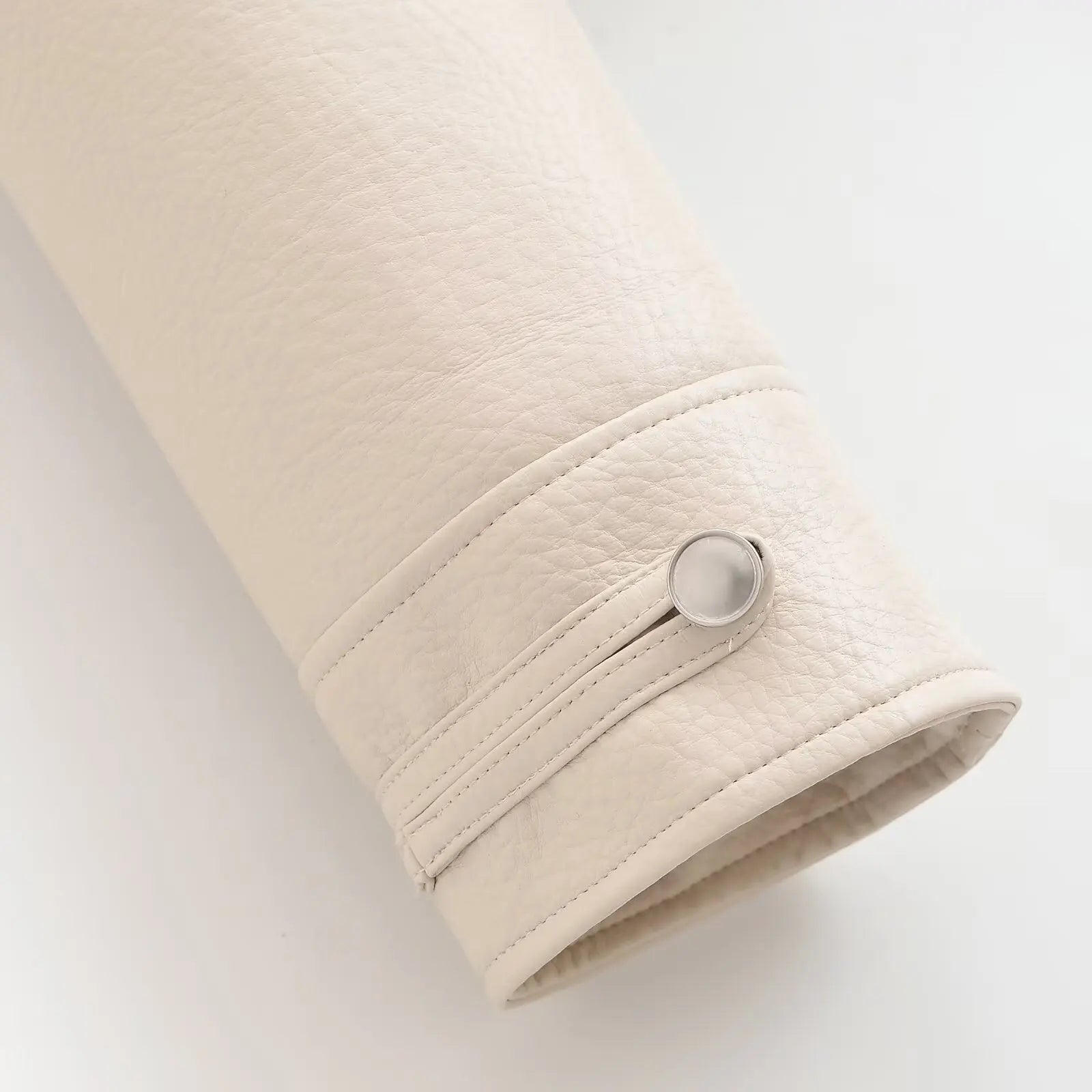Giacca ecopelle Rahupa avorio — dettaglio polsino con bottone | Dream Shop