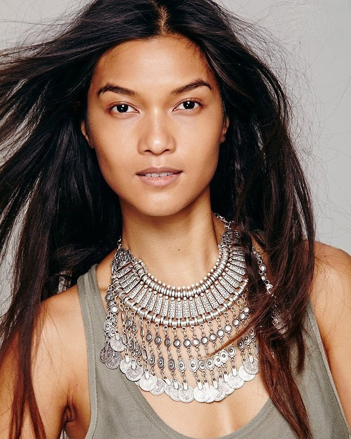 Collana Gipsy Warrior Long indossata su modella — Dream Shop