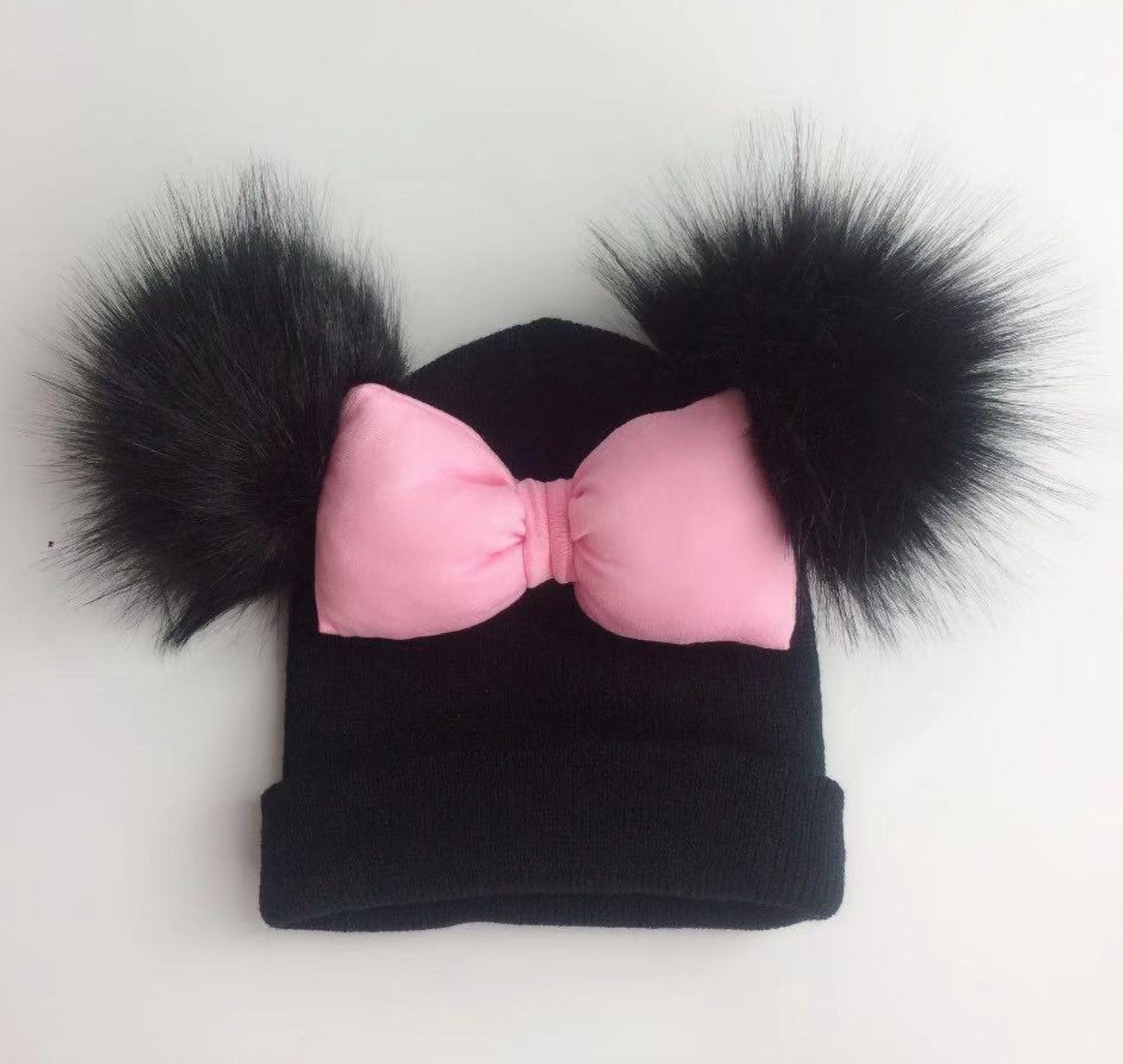 Cappellino doppio pon-pon fiocco