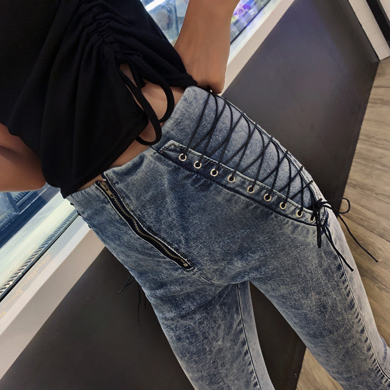 Jeans con lacci incrociati laterali