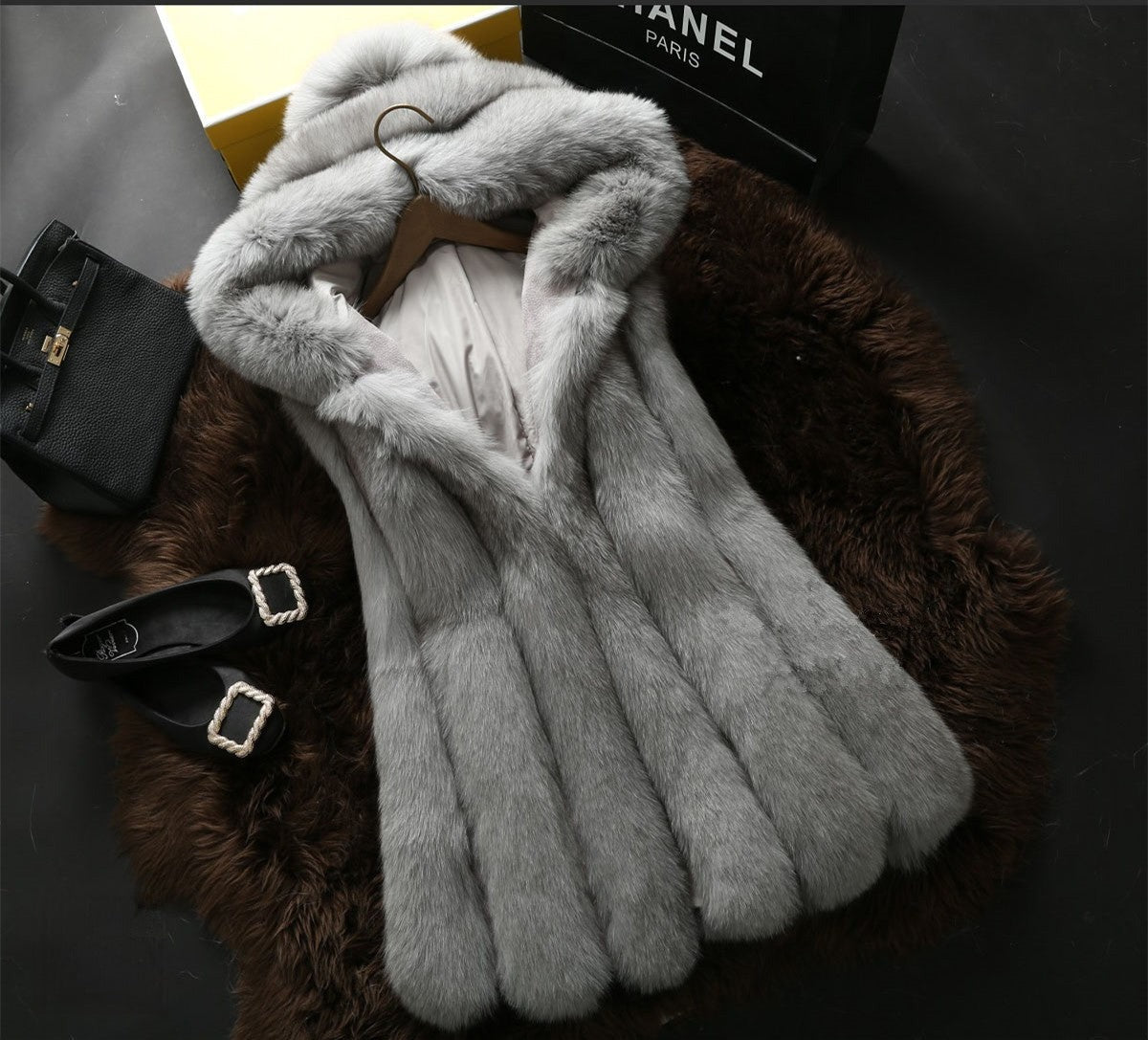 Smanicato ecopelliccia Foxys indossato su modella — Dream Shop