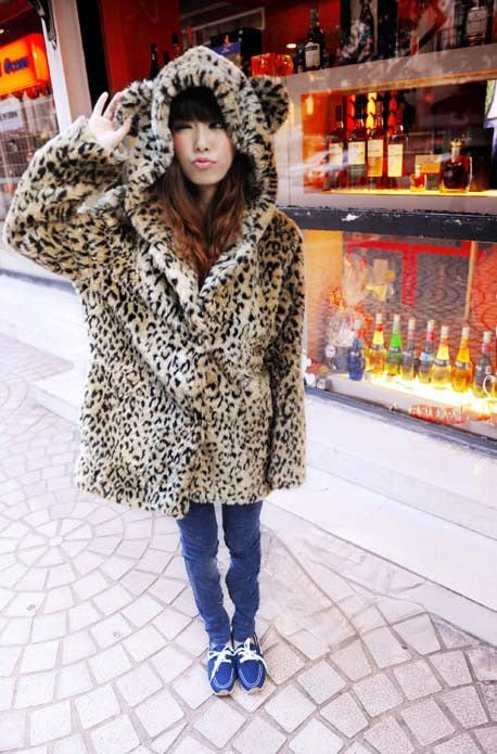 Pellicciotto Bear leopard indossato su modella — Dream Shop