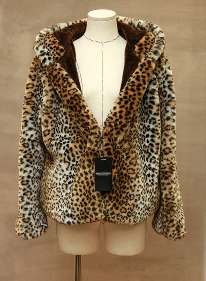 Pelliccia Sweet Bear Leopard indossata su modella — Dream Shop