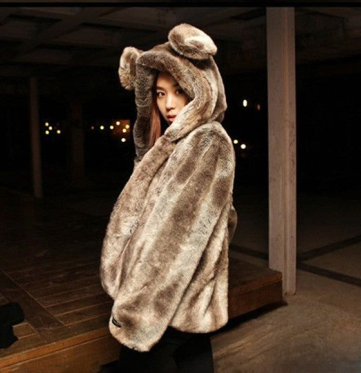 Pelliccia Sweet Bear Marrone indossata su modella — Dream Shop