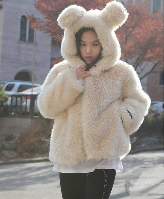 Pelliccia Sweet Bear Panna indossata su modella — Dream Shop
