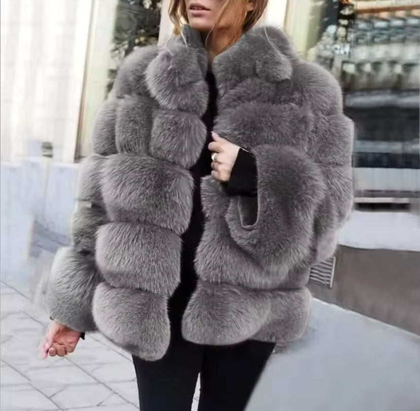 Pelliccia Natural Natalier in eco pelliccia voluminosa con collo alto