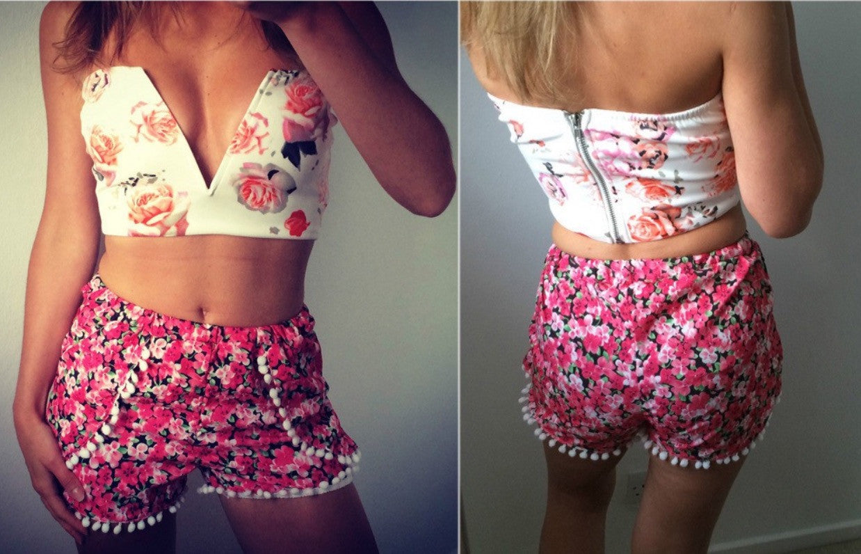 Top corto con flores en forma de V