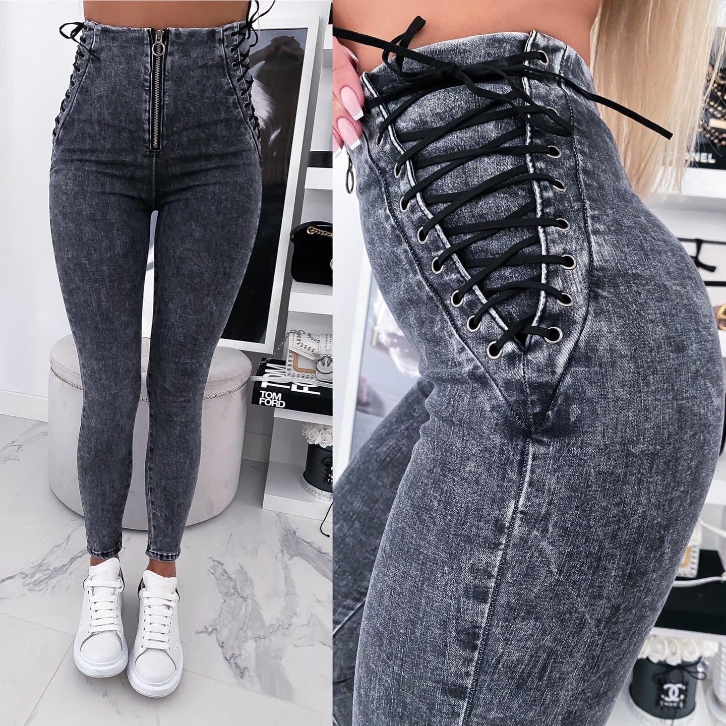 Jeans con lacci incrociati laterali